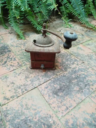 Molinillo de café antiguo