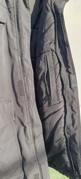 Chaquetón con capucha Negro Robusto y Cálido