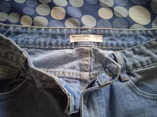 Pantalón vaquero mom fit con rotos azul claro.