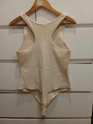 Body de tirantes color beige