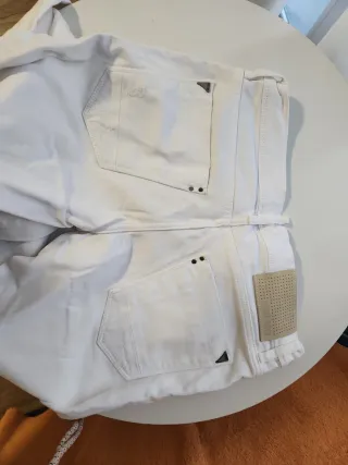 Vaqueros blancos sin estrenar
