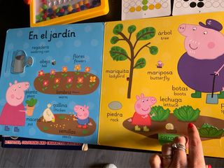 Juguete educativo y libro interactivo y pegatinas