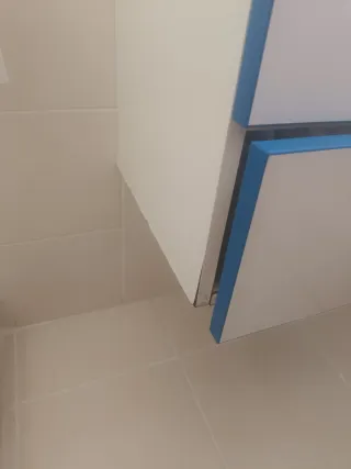 Labavo de cristal, mueble de baño azul y blanco.