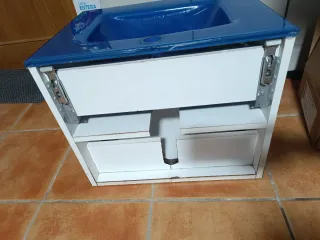 Labavo de cristal, mueble de baño azul y blanco.