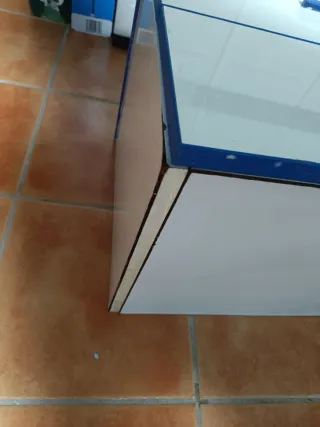 Labavo de cristal, mueble de baño azul y blanco.