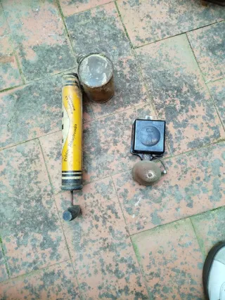 Pulverizador y timbre antiguos