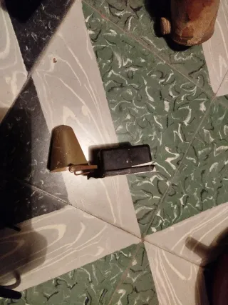 Pulverizador y timbre antiguos