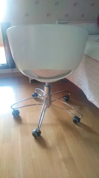 Silla de oficina con ruedas