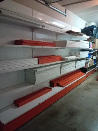 Estanterías metálicas naranja y blancas