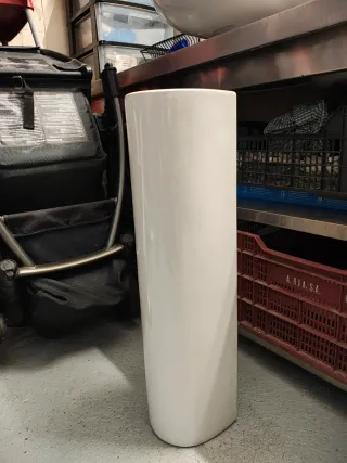 Lavabo, por y grifo.