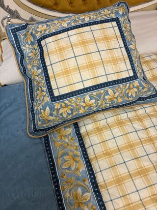 Colcha y edredón con cojines