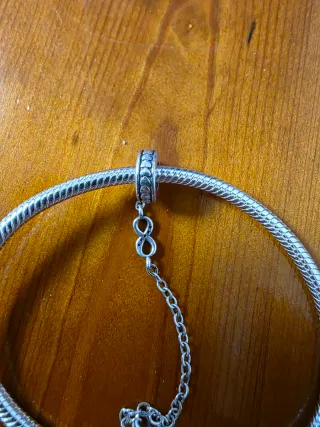 Pulsera de plata con charm