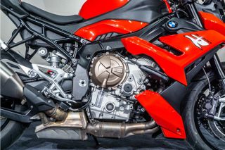 BMW S 1000 R ** IMPECABLE ** ESCAPE AKRAPOVIC ** PROTECTORES MOTOR Y DEPOSITO ** AMORTIGUADOR DE DIRECCION ** QUICKSHIFT **