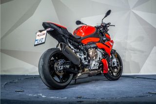 BMW S 1000 R ** IMPECABLE ** ESCAPE AKRAPOVIC ** PROTECTORES MOTOR Y DEPOSITO ** AMORTIGUADOR DE DIRECCION ** QUICKSHIFT **