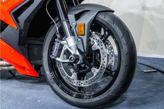 BMW S 1000 R ** IMPECABLE ** ESCAPE AKRAPOVIC ** PROTECTORES MOTOR Y DEPOSITO ** AMORTIGUADOR DE DIRECCION ** QUICKSHIFT **