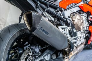 BMW S 1000 R ** IMPECABLE ** ESCAPE AKRAPOVIC ** PROTECTORES MOTOR Y DEPOSITO ** AMORTIGUADOR DE DIRECCION ** QUICKSHIFT **
