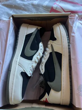 Jordan 1 Low Travis Scott Negro/Blanco/Oliva