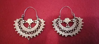 Pendientes plateados con abalorios color turquesa