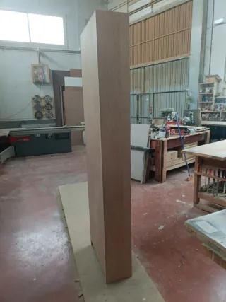 Estantería de madera clara