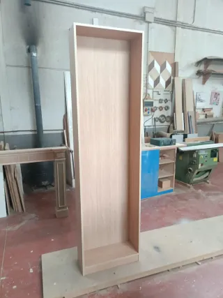 Estantería de madera clara