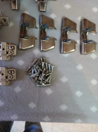 Bisagras armario y maneta