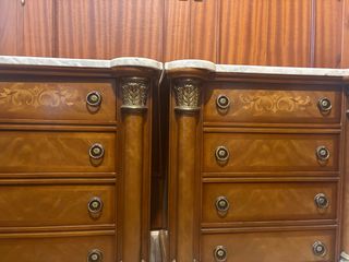 Mesitas de noche de madera con mármol