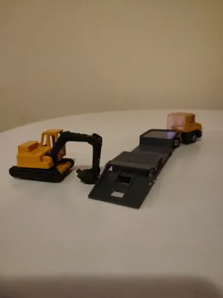 Siku Camión Transportador con Excavadora Amarilla