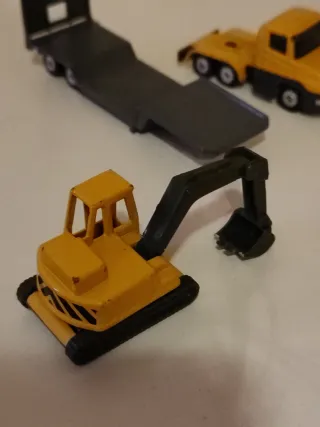 Siku Camión Transportador con Excavadora Amarilla