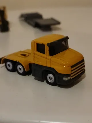 Siku Camión Transportador con Excavadora Amarilla