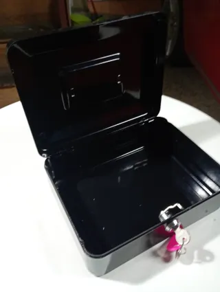 Caja Fuerte Metálica Negra con Llaves