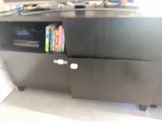 Mueble TV negro y multicolor