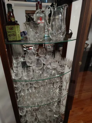 Vitrina de madera y cristal curva