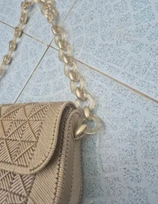 Borsa ricamata beige con catena oro