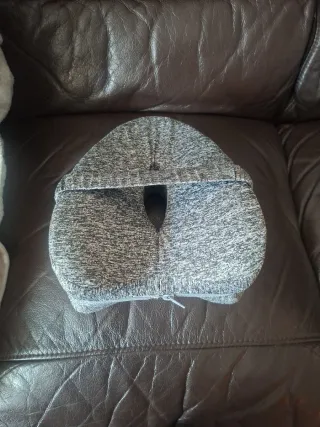 Almohada para piernas gris y negra