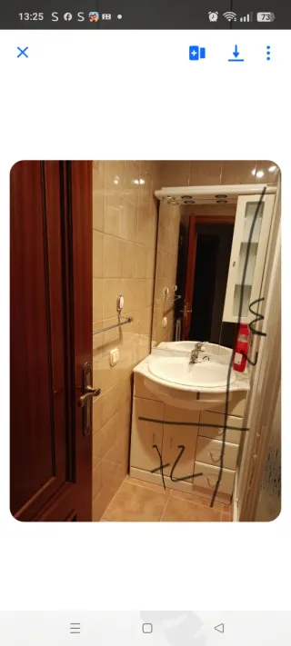 Armario, lavabo, espejo y grifo de baño