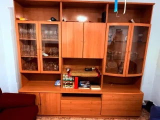 Mueble de madera y cristal