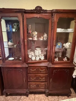 Mueble de madera y cristal