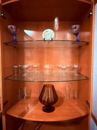 Mueble de madera y cristal