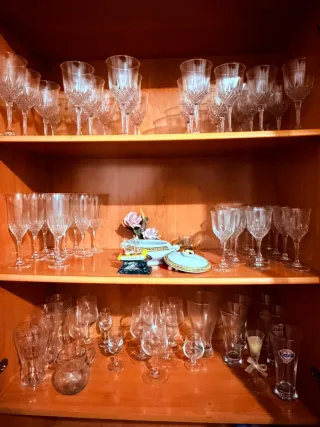 Mueble de madera y cristal