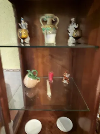 Mueble de madera y cristal