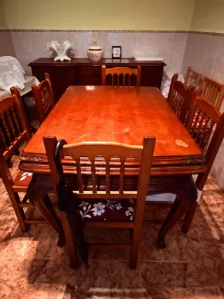 Mueble de madera y cristal