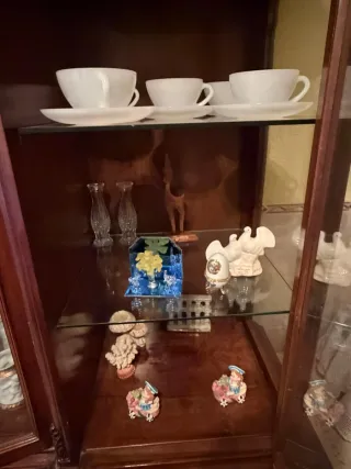 Mueble de madera y cristal