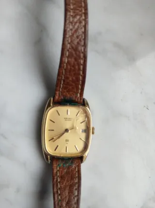 Reloj de pulsera marrón y dorado
