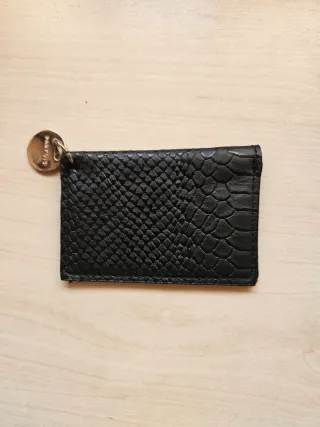 Mini monedero Parfois efecto piel serpiente