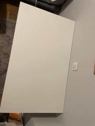 Mesa de escritorio blanca con caballetes