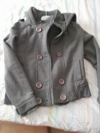Chaquetón gris con capucha