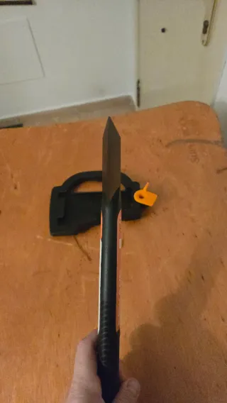 Hacha Fiskars Universal Solid con funda