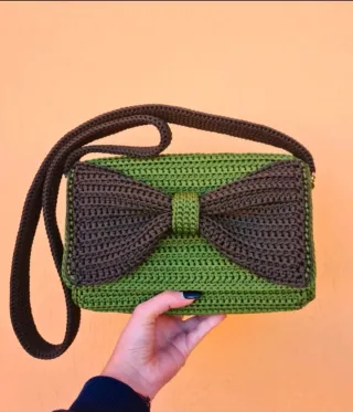 Borsa uncinetto verde con fiocco marrone