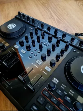 Controlador DJ Traktor Kontrol S4 MK1
