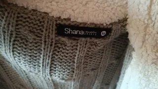 Chaqueta de punto con capucha y botones